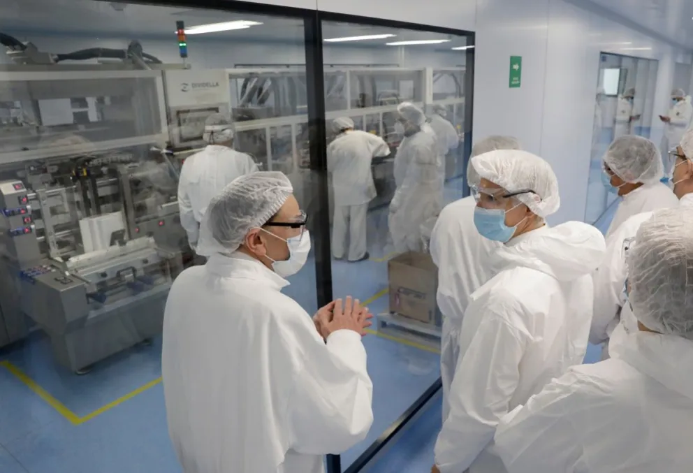 COVID-19: las vacunas de AstraZeneca y Pfizer lograron reducir significativamente las hospitalizaciones