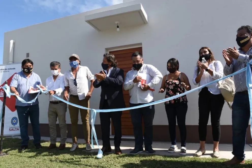 Más de cien familias salteñas recibieron las llaves de la casa propia
