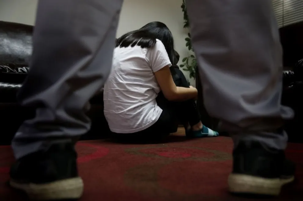 Policía abusador: se negó a reconocer a su hija para poder estar con ella