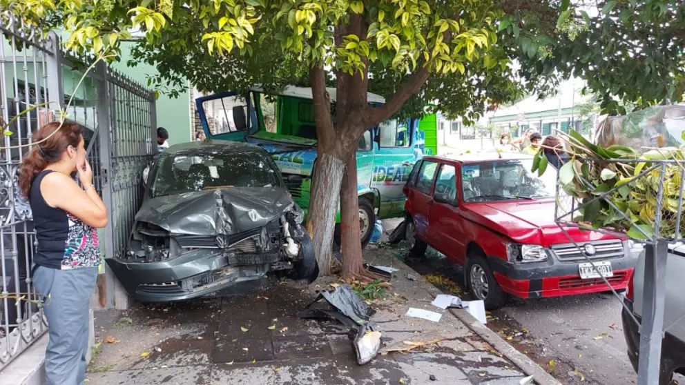 Impresionante choque sobre Avenida Arenales al 2500. FOTOS
