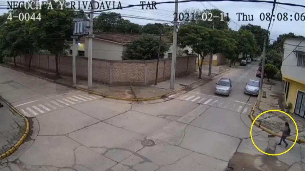 TERRIBLE VIDEO: abuelo al volante embistió con todo a una mujer salteña y causó gran preocupación