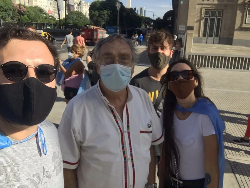 Luis Brandoni se recuperó del COVID-19 y salió a marchar en contra del Vacunatorio VIP