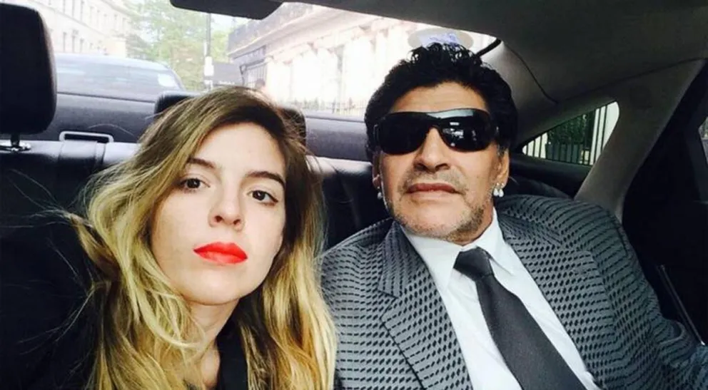 La irónica respuesta de Dalma Maradona a un seguidor sobre el abrazo de Claudia a Jana en el velatorio de Maradona 