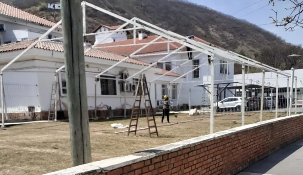 Carpas en el Hospital San Bernardo. Fuente: (Twitter)