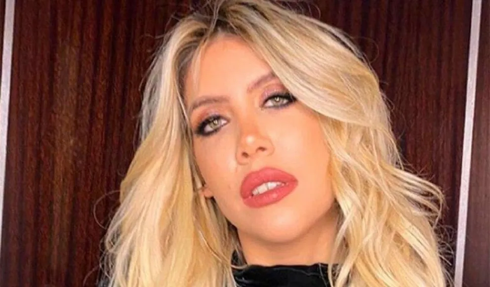 Wanda Nara presumió su figura frente al espejo y en un diminuto corpiño