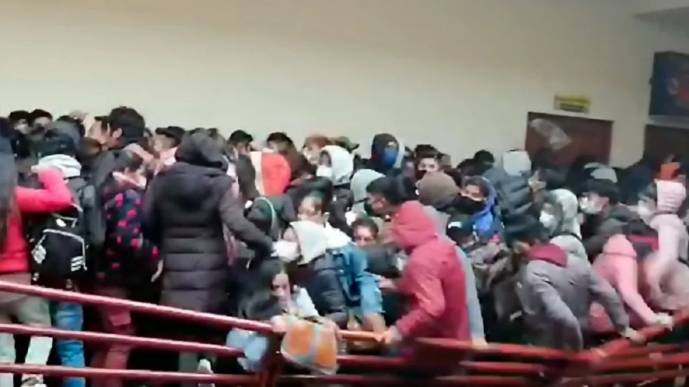 |VIDEO| Cinco estudiantes murieron al desplomarse una baranda en el cuarto piso