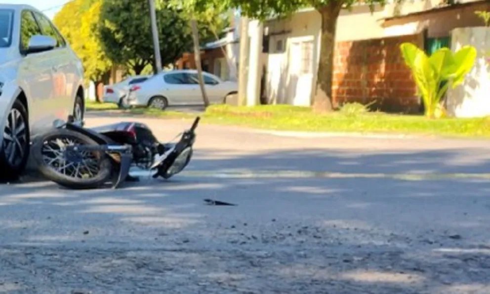 Rutas peligrosas: fuerte choque entre una camioneta y una motocicleta