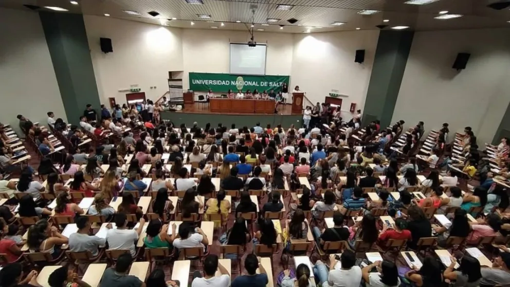 Alumnos de humanidades. Fuente: (Twitter)