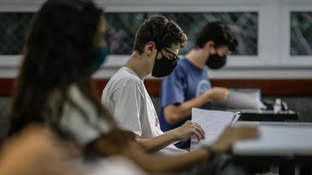 La muerte de una estudiante brasileña pone en la mira el regreso a clases presenciales