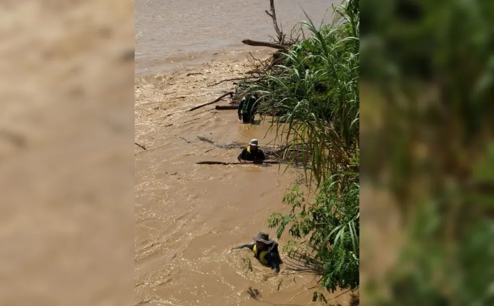 Alrededor de 100 policías trabajan a contrarreloj en el Río Bermejo