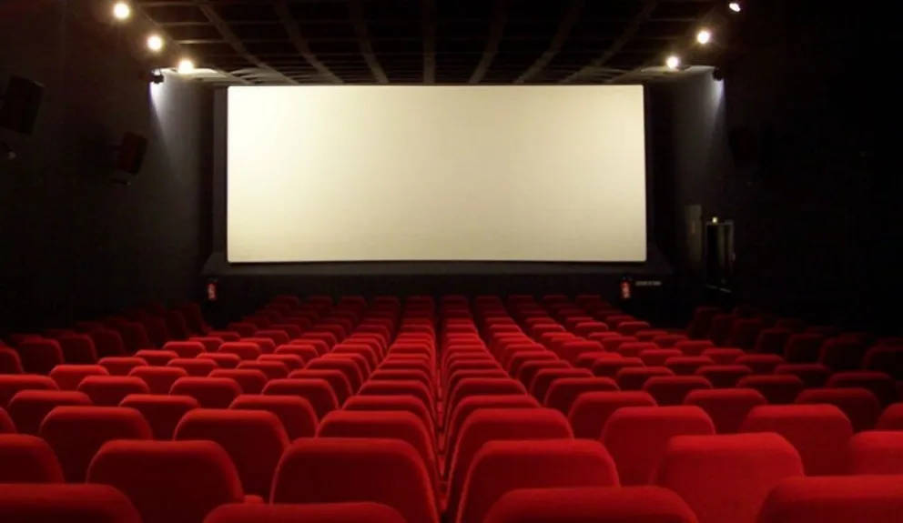 Como si nada: un hombre se dirigió al cine y en medio de la sala hizo algo que se volvió viral