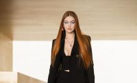 Gigi Hadid volvió a las pasarelas de la mano de Versace y causó furor