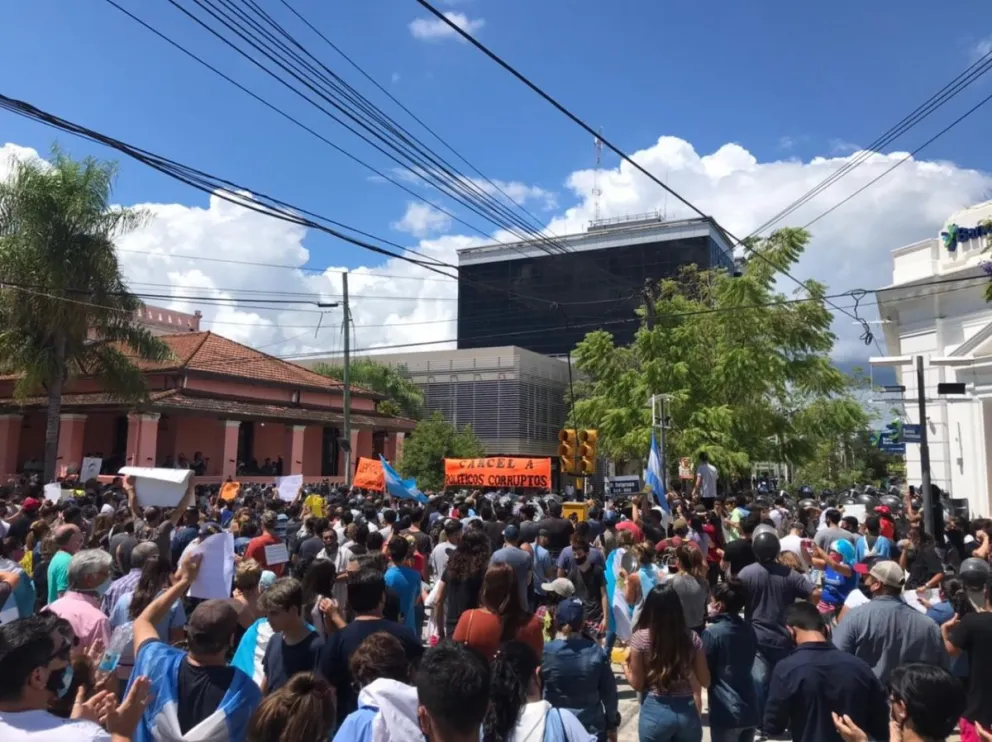 Formosa en Fase 1: represión y violencia contra miles de personas que marchan contra el gobernador Insfrán