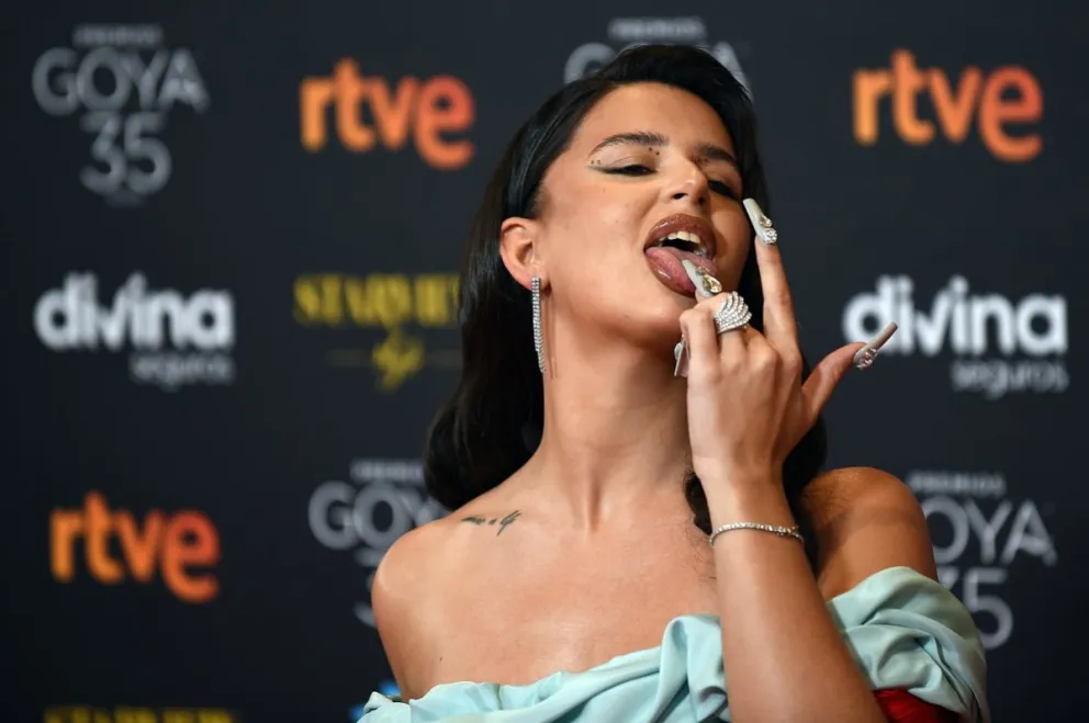 Nathy Peluso encandiló la noche de los Premios Goya con "La violetera"