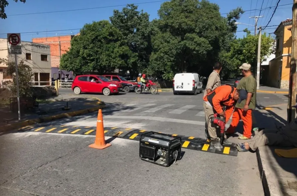 Pulgar arriba a los reductores de velocidad en la Ciudad