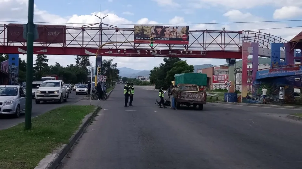 Accidente de tránsito en Av. Paraguay: una camioneta chocó a un motociclista