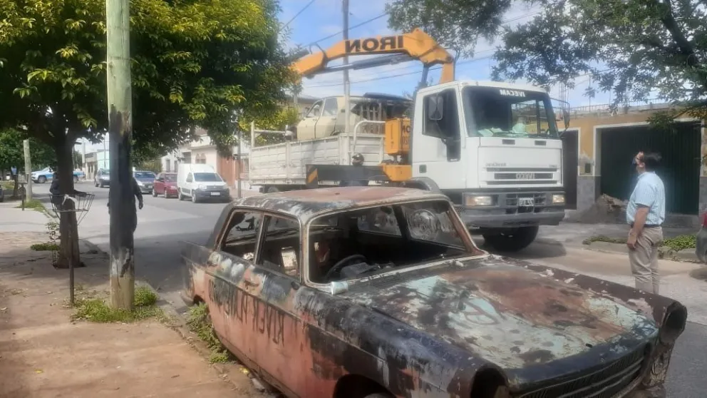 Establecieron medidas para los autos abandonados en la vía pública: serán donados a instituciones educativas