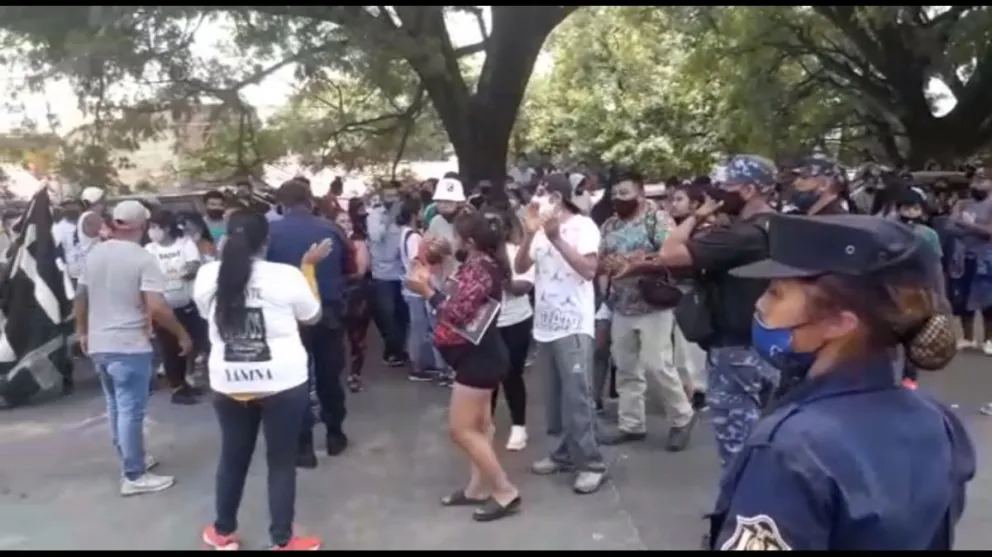 |URGENTE| Se picó en el CCM: por una fuerte protesta, todos los empleados públicos quedaron encerrados
