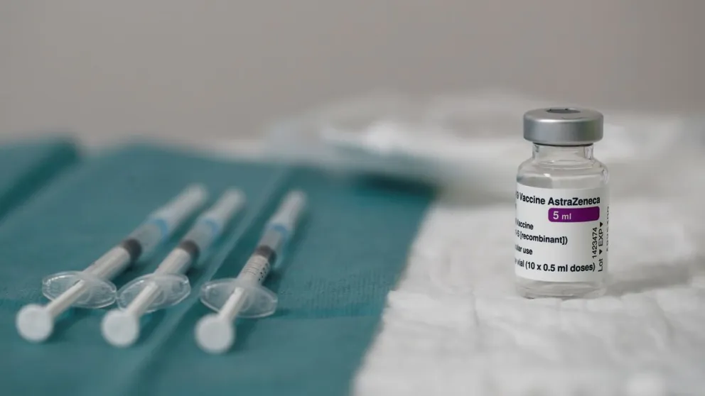 Europa suspende la vacuna AstraZeneca por evaluación de efectos adversos graves