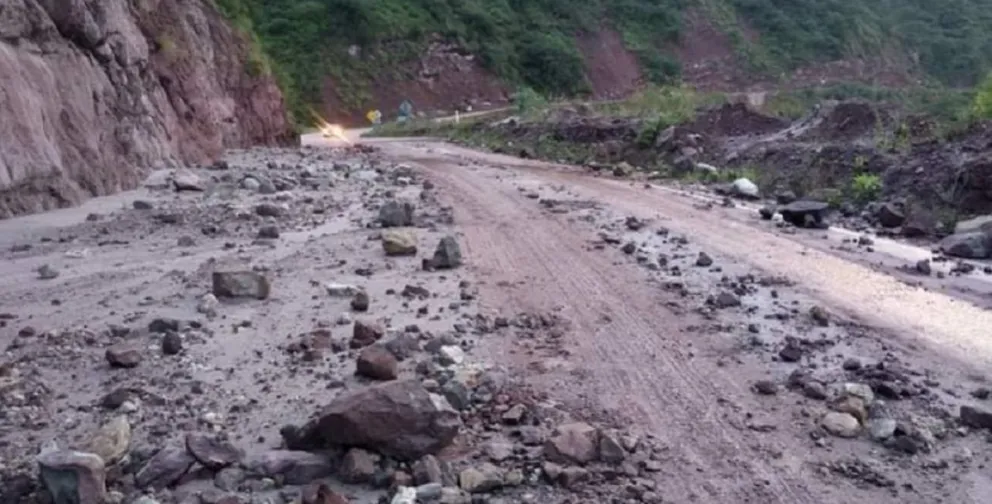 Vuelco y conmoción en Ruta 33: una camioneta quedó completamente destrozada