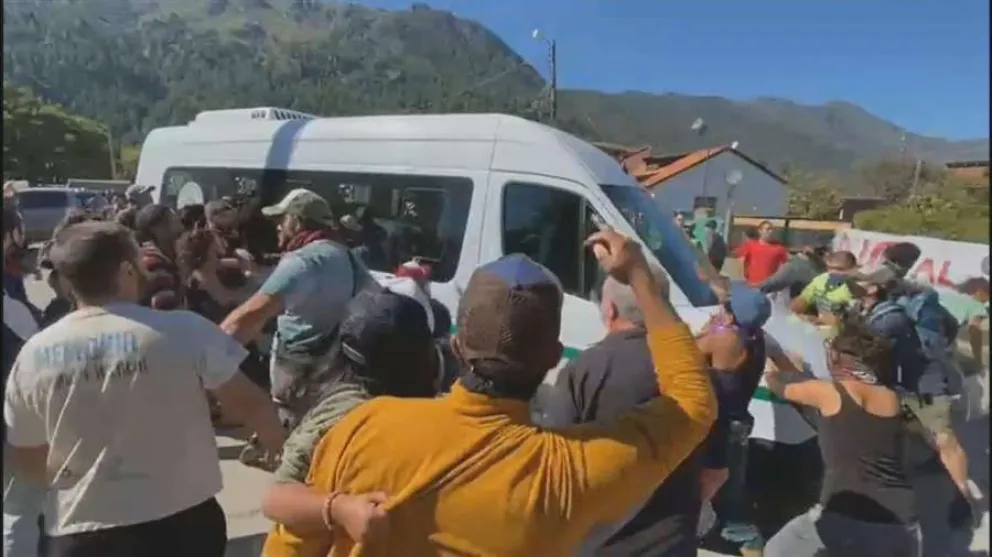 Alberto Fernández fue agredido por manifestantes al llegar a Lago Puelo