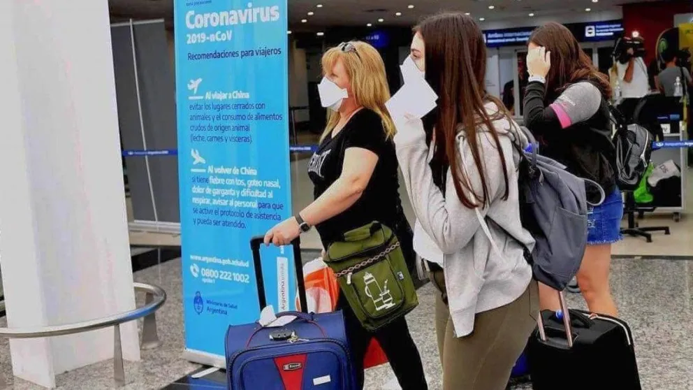 Aterrizó en el país un avión con 44 personas contagiadas de Covid-19