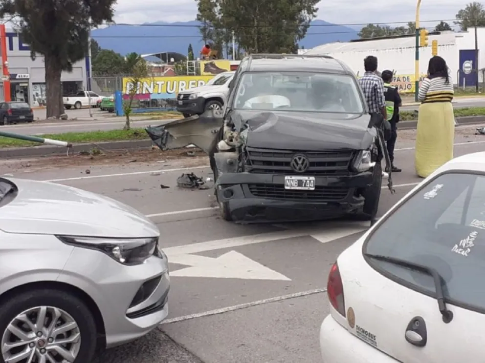 Avenida Paraguay: camioneta provocó un "desmadre" al chocar violentamente contra una palmera