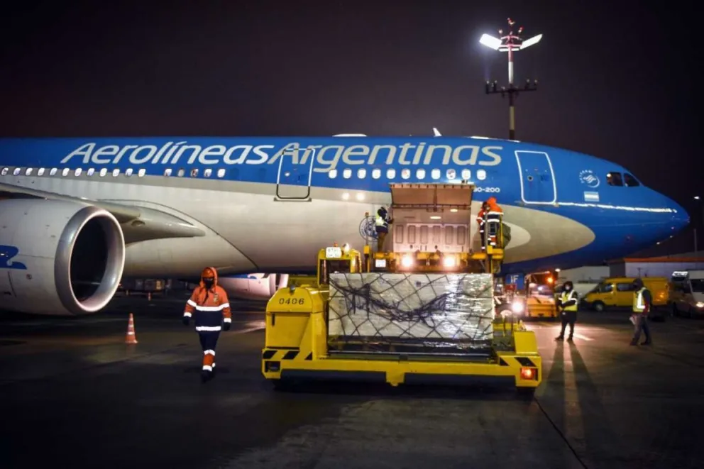 Conflicto aeronáutico: dos grandes empresas ya propusieron comprar Aerolíneas Argentinas