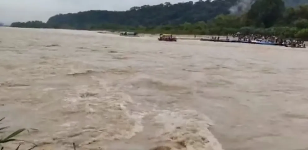 Pese a la crecida del Río Bermejo, los gomones continúan cruzando como si nada