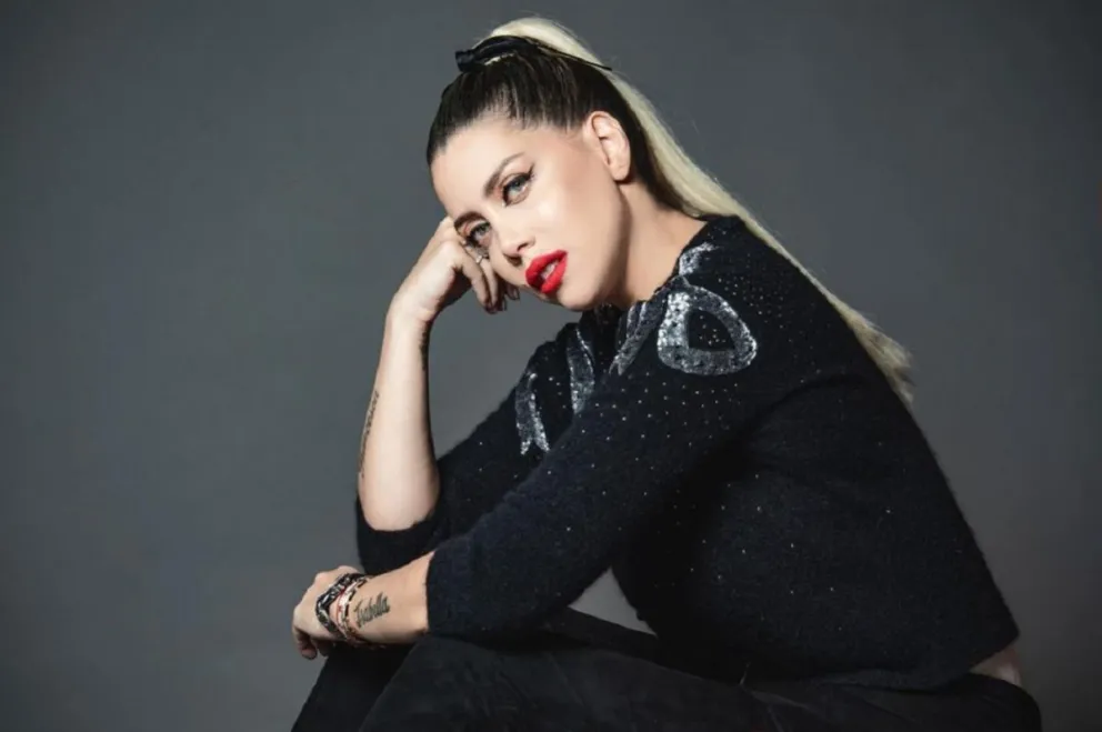 La curiosa pose de Wanda Nara para mostrar un par de zapatillas