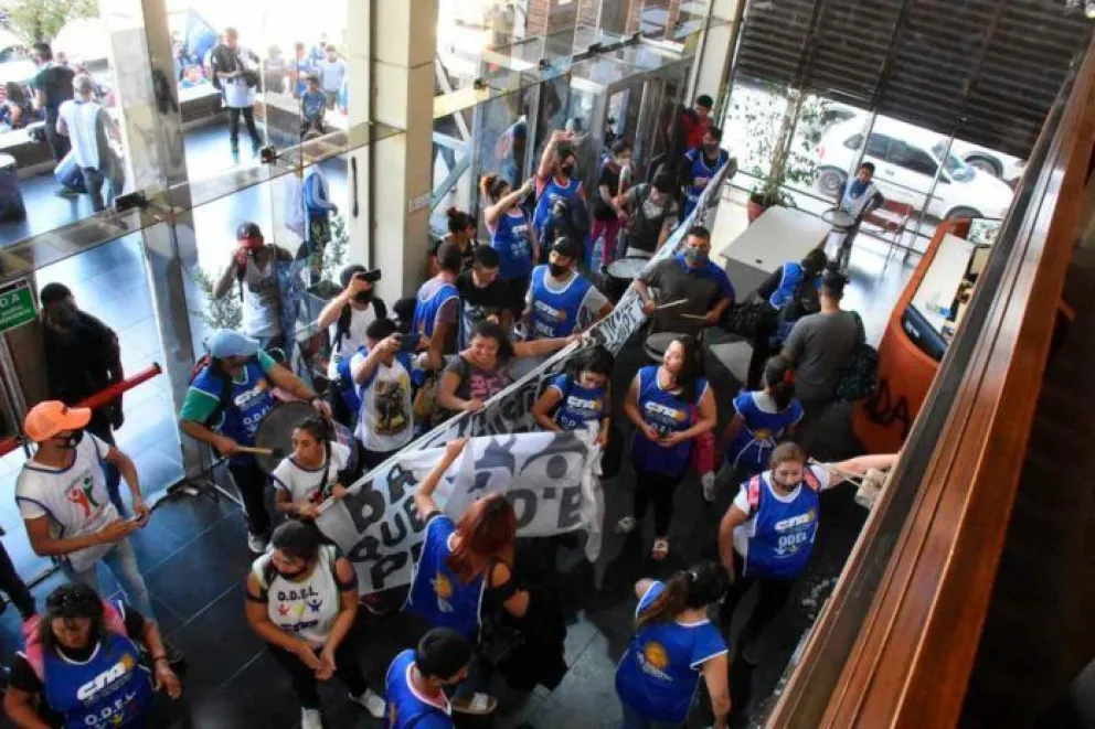 Ataque a la libertad de prensa: manifestantes de la CTA agredieron a trabajadores del diario Río Negro