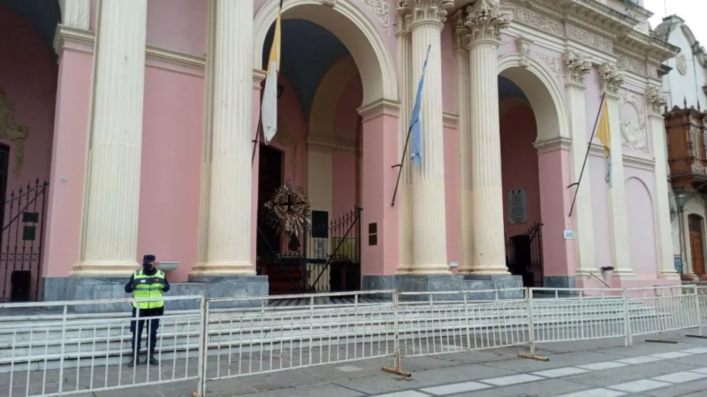 [FOTOS] Más vale prevenir: Iglesias y monumentos vallados por la marcha del Día de la Memoria en Salta