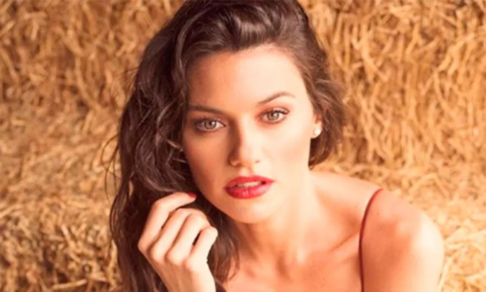 Sofía Jujuy posó con una micro bikini que prendió fuego a todo y un error con su bombacha quedó expuesto 