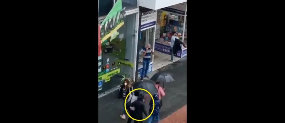 TERRIBLE VIDEO: no te descuides, porque así te roban las mecheras en pleno centro