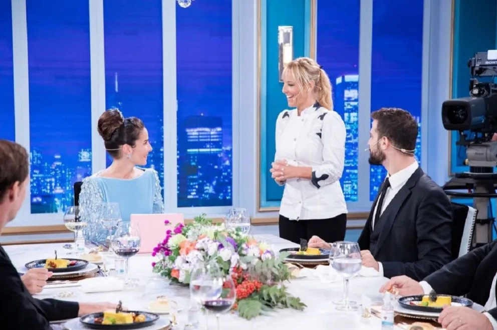 ¡A lo Mirtha! Así fue el lookazo de Juana Viale en su regreso a la televisión 