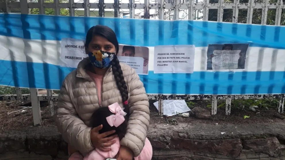 Durísimo reclamo: mamá salteña acampa desde hace 5 días pidiendo la reincorporación de su marido a la policía