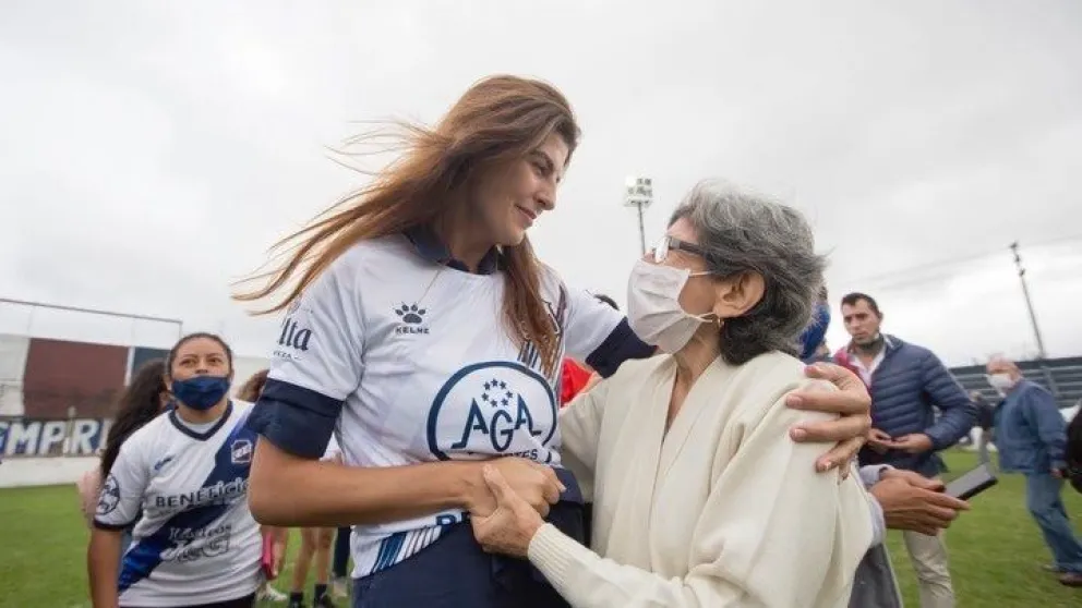 Bettina Romero y un emotivo festejo junto a Juventud Antoniana por la recuperación de su predio