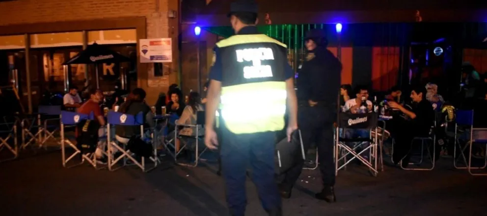 Todo era fiesta y descontrol hasta que cayó la policía: labraron 900 multas