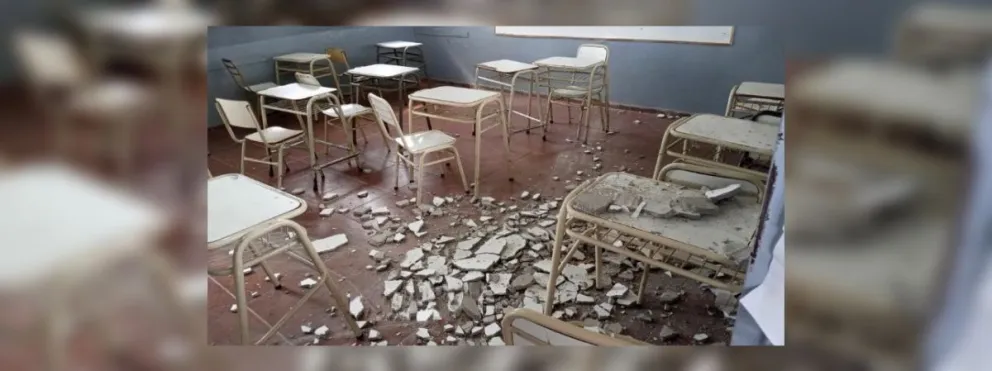 Imágenes que duelen: se derrumbó el techo de una escuela y los alumnos buscan un lugar para continuar las clases