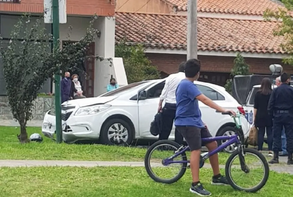 |URGENTE| Un auto y una moto protagonizaron un violento accidente en plena avenida