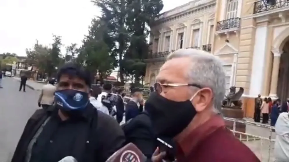 Claudio del Plá se pronunció indignado sobre el "Vacunatorio VIP" frente a la Legislatura de Salta