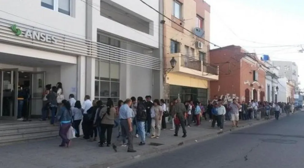 ANSES: en medio de las interminables filas, hubo disturbios entre los salteños por la venta de números