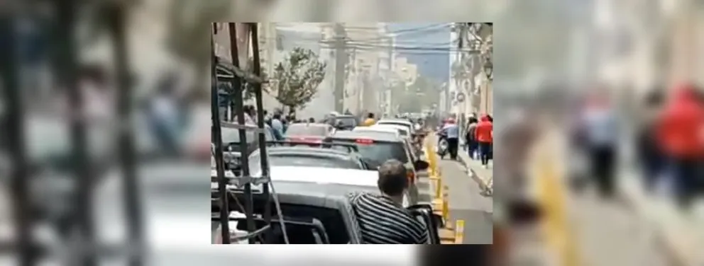 Terror y desesperación en el centro salteño: un auto se prendió fuego y reinó el caos