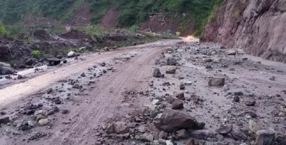 ¡Tené cuidado! Un peligroso derrumbe sobre una ruta del interior salteño afectó seriamente la circulación
