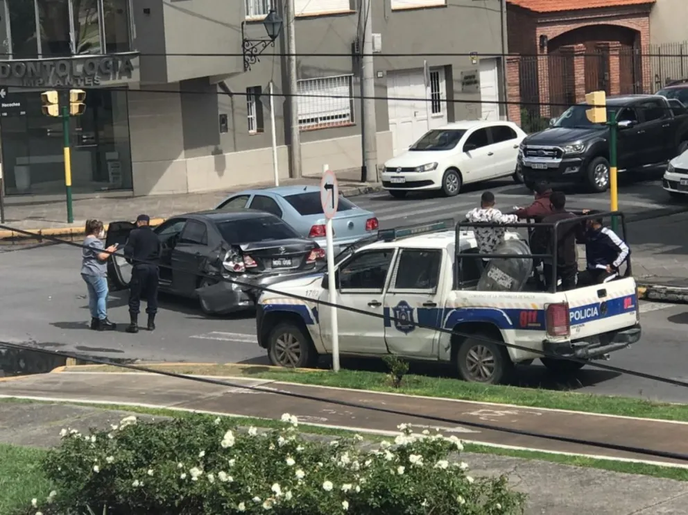 |URGENTE| Terrible choque: una camioneta de la policía se llevó puesto a otro auto en pleno centro salteño