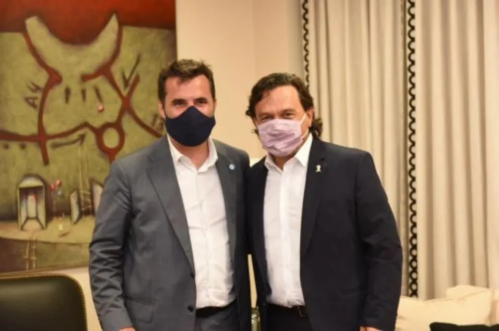 Gustavo Sáenz junto al secretario de Energía de la Nación en Pichanal