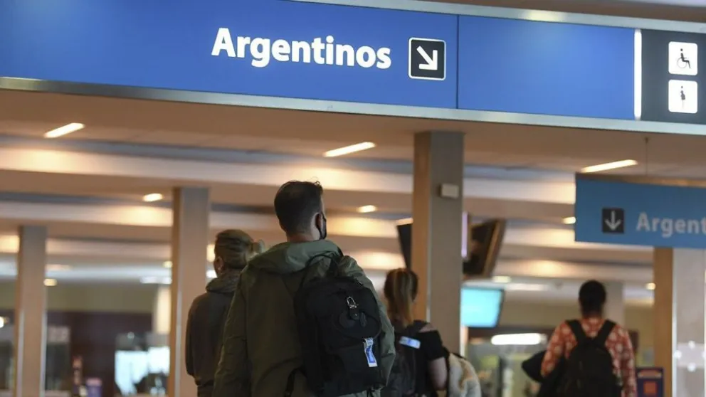 El Gobierno ratificó el cierre de fronteras y dispuso nuevos requisitos a los viajeros que regresen al país
