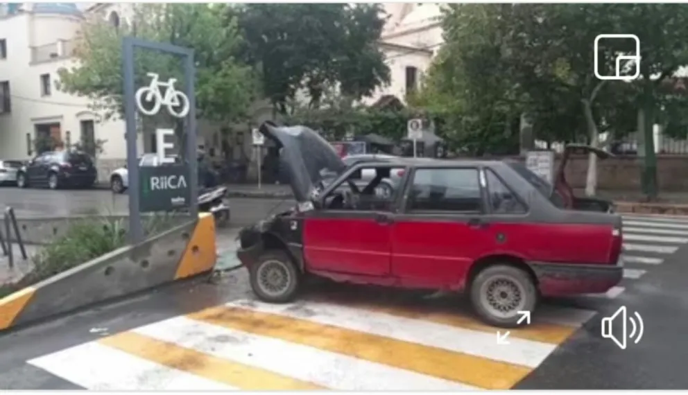 #URGENTE #AHORA un auto se incrustó en una de las paredes que separa la ciclovía de calle Belgrano y Mitre