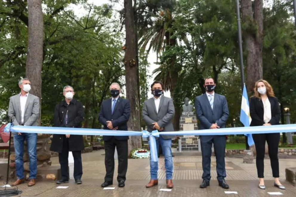 Una plaza inaugurada recientemente por Gustavo Sáenz es utilizada como una pista de motos