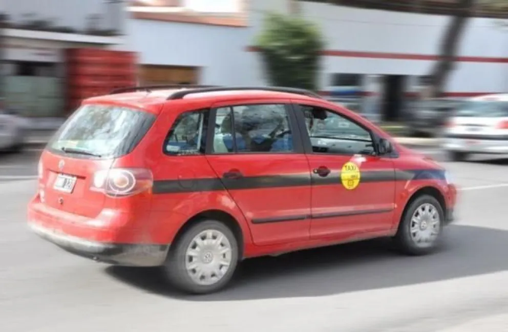 Se presentaba como chofer de taxis para robarse los autos